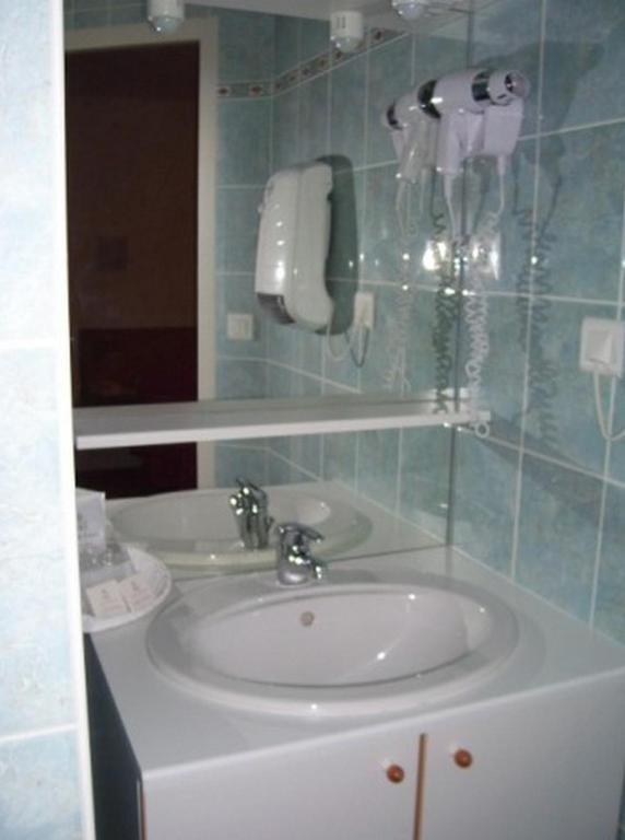 Hotel De L'Agriculture Decize Habitación foto