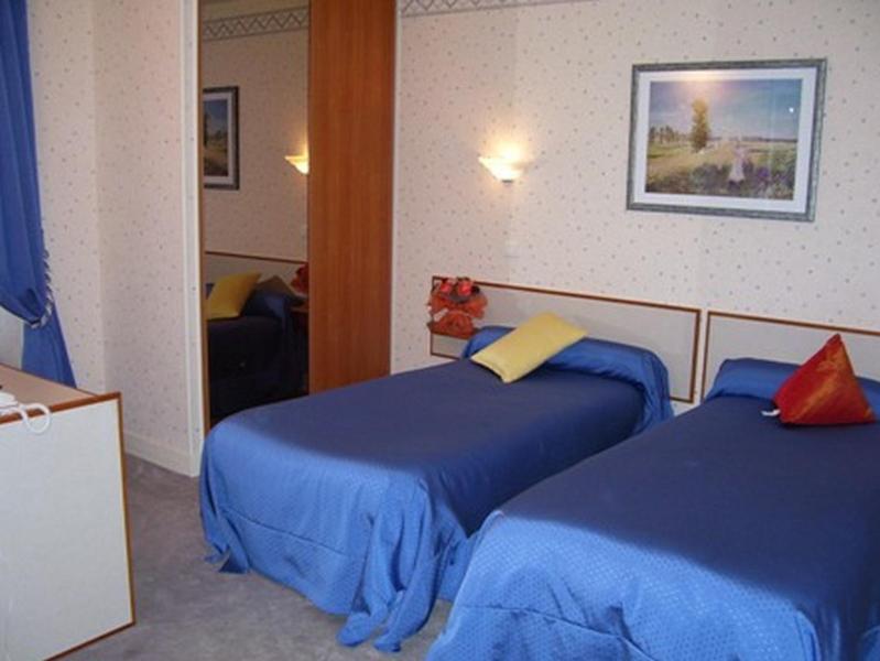 Hotel De L'Agriculture Decize Habitación foto